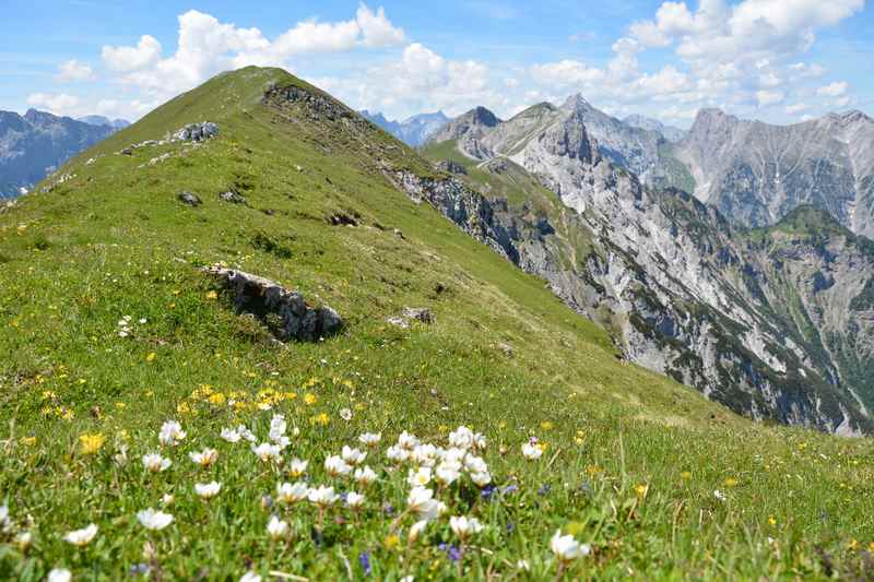 Oben auf dem Stanser Joch das Karwendel bewundern