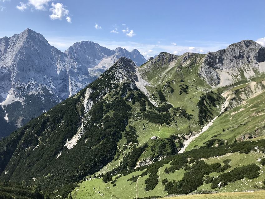 Steinernes Hüttl Leutasch - schau genau: In der Bildmitte unterhalb des Hochwannigkopf Gipfels siehst du die Hütte in der Wiese