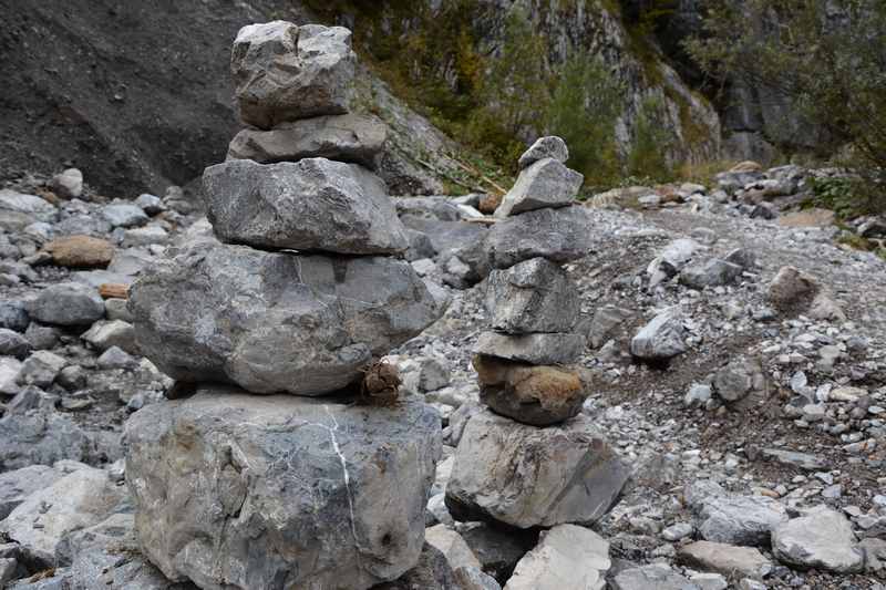 Die Steinmännchen am Wanderweg zum Wasserfall Gramaialm im Karwendelgebirge