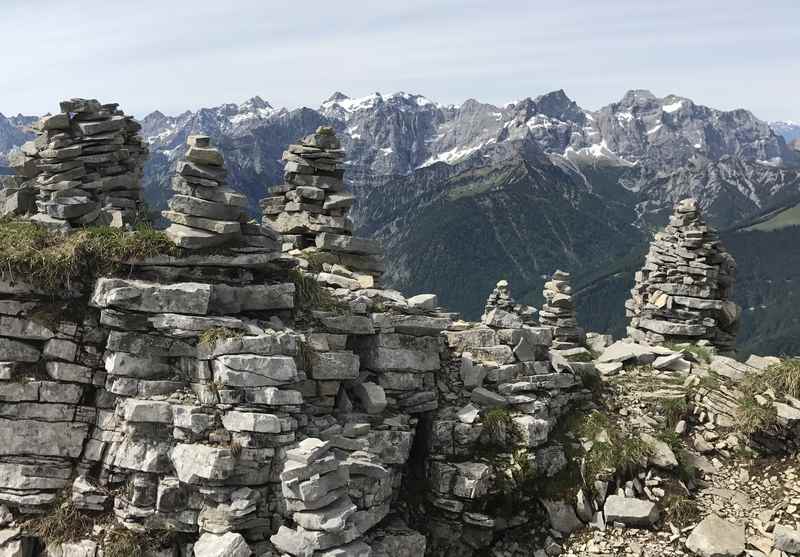 Am Schafreuter: Der Steinmandl - Gipfelwald konkurriert mit der Gipfelwelt des Karwendelgebirge