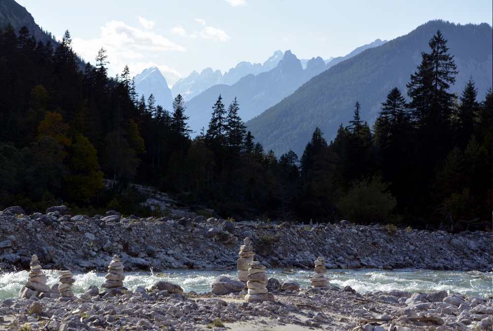 Auf der Wanderung gibt es viele Steinmandln an der Isar zu sehen, wir bauen auch ein Steinmännchen dazu