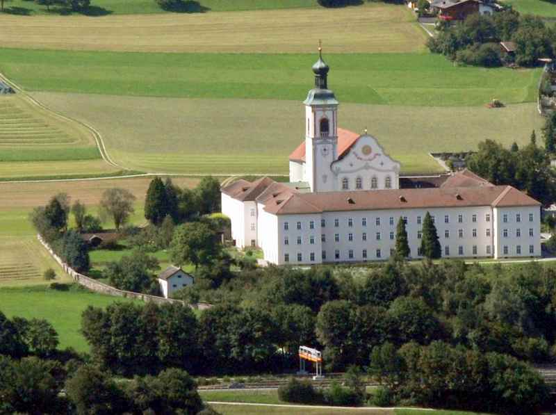 Das Stift Fiecht in Tirol, großes Kloster im Inntal