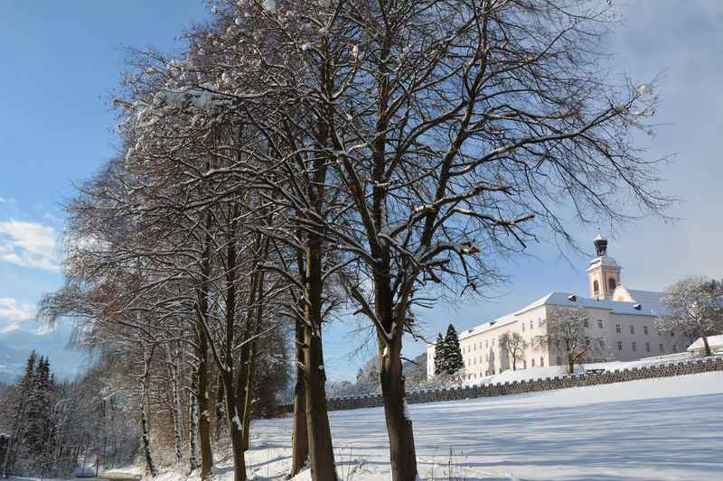 Das verschneite Stift Fiecht: Die Winterwanderung in Vomp führt rundherum