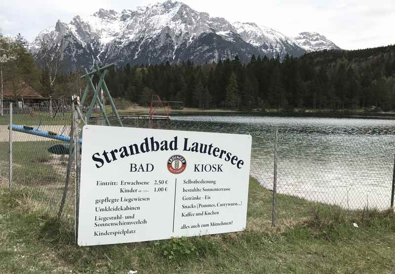 Das Strandbad Lautersee zum Baden, jetzt ist es noch kalt. Aber im Sommer, mit dem Karwendel Panorama...