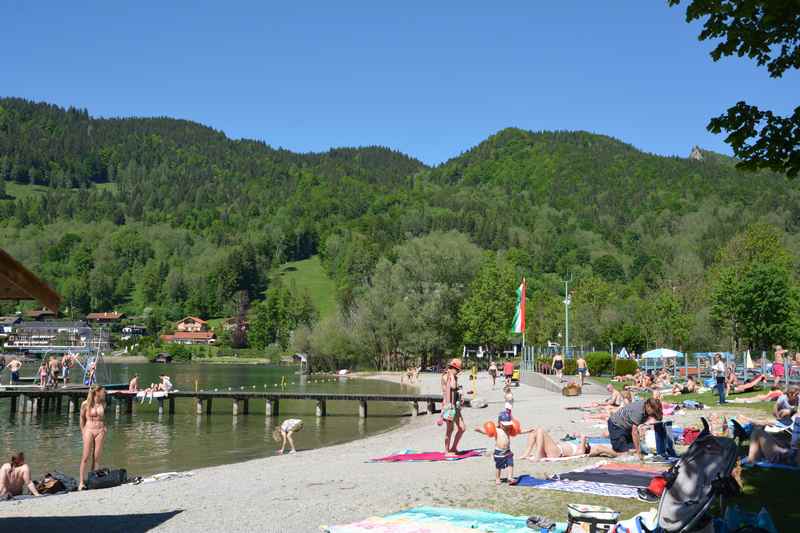 Hier das Strandbad am Tegernsee zum Baden in Rottach-Egern