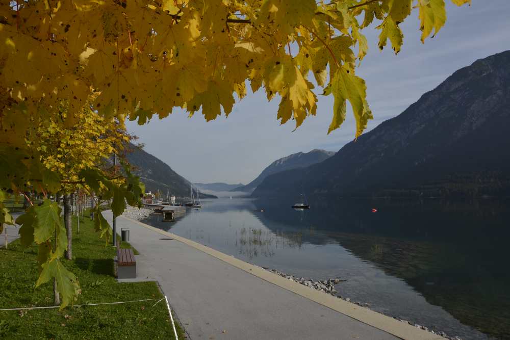 An der Strandpromenade in Pertisau ist eine tolle Herbststimmung