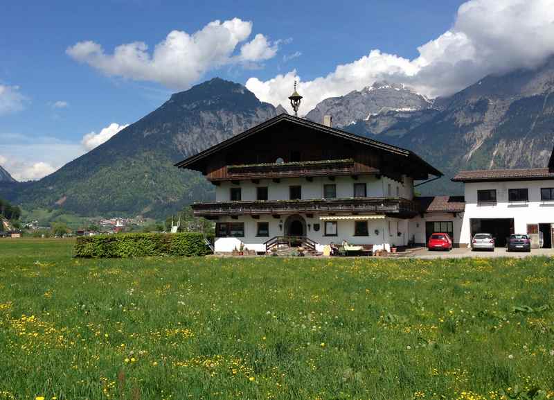 Schöne Bauernhöfe am Zillertalradweg in Strass