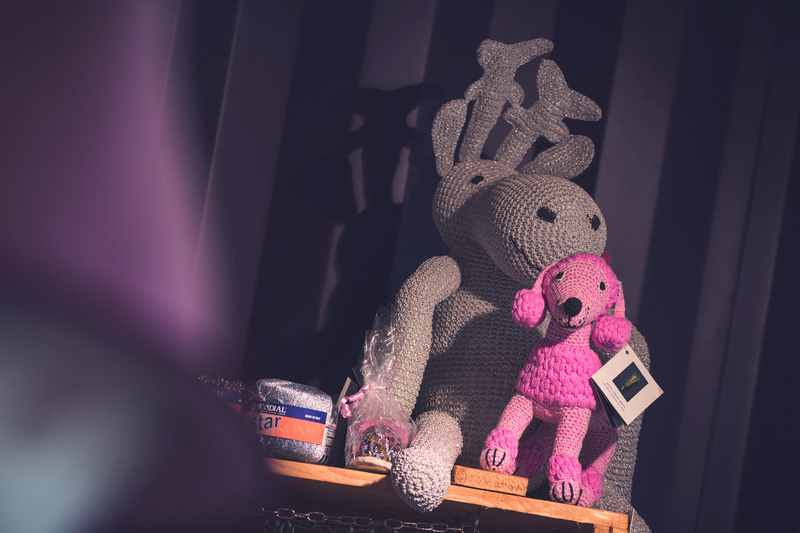 Es gibt viele Strickideen im Wollgeschäft, die selbst ausprobiert wurden, Sabine hat die Strickanleitung und das nötige Material, Foto: Tom Bause