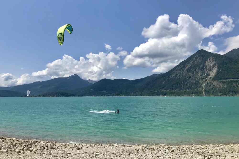 Surfen, Kiten oder Bootfahren am Walchensee - viel Wassersportmöglichkeiten