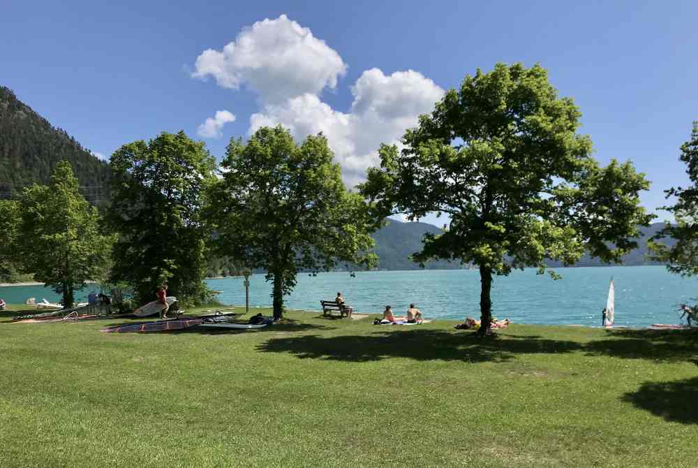 Das ist die Liegewiese zum Baden, Schwimmen und Surfen - im Ort Walchensee, Parkplatz direkt daneben