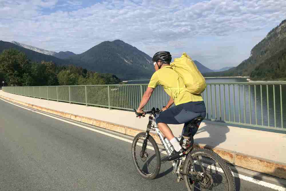 Erster Genuss: Mit dem Mountainbike über den Sylvensteinsee fahren