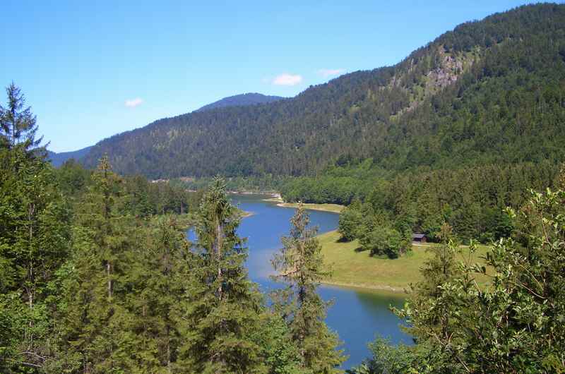 Am Sylvensteinsee führt die Mountainbiketour im Karwendel zurück nach Achenkirch - mit Gegensteigungen!