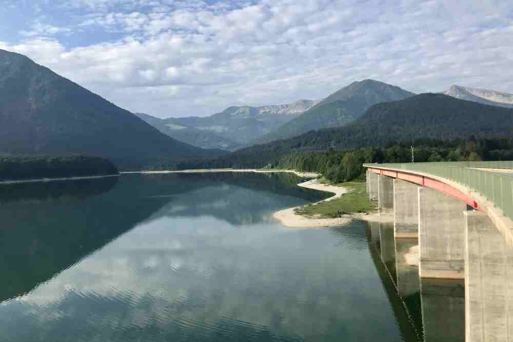 ... mit diesem Ausblick über See und Karwendel