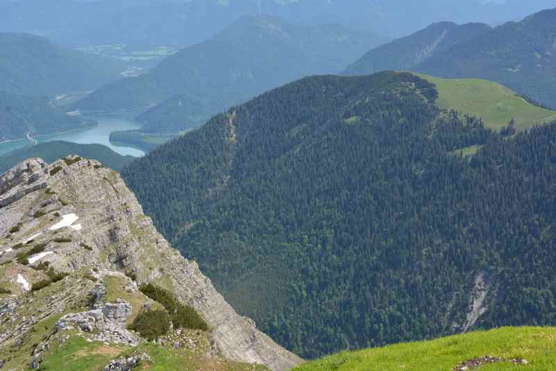 Auf dem Scharfeuter: Der Blick auf den Sylvensteinsee von oben 