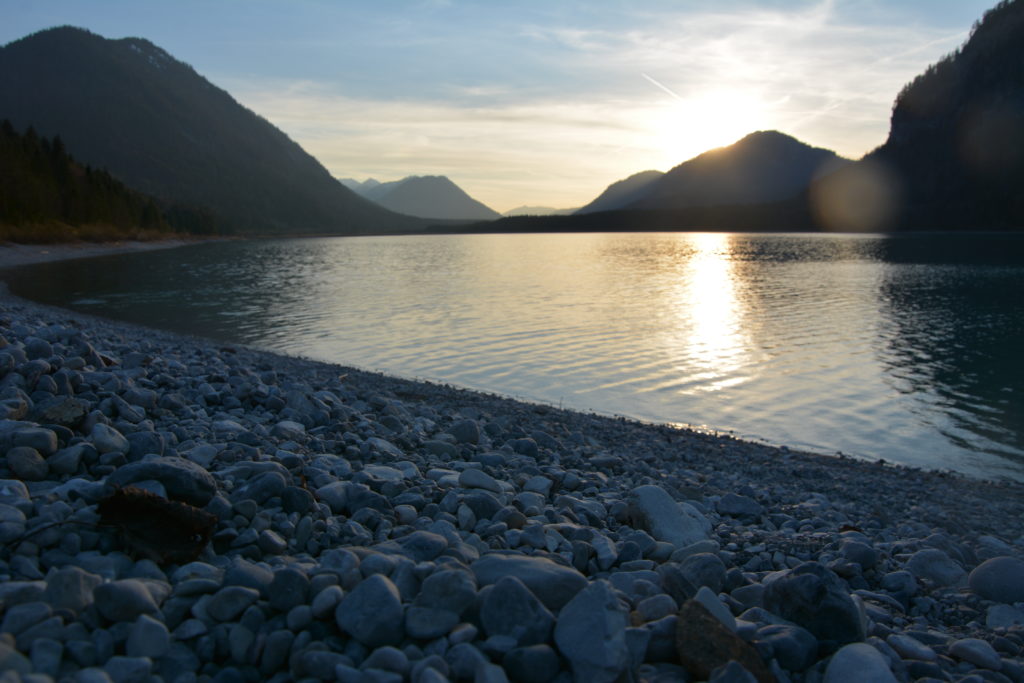 Sylvensteinspeicher Sonnenuntergang -  Der Sylvensteinsee mit dem Strand in Fall, hinten das Vorkarwendel 