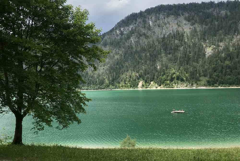 Türkisgrün ist der Badesee in Bayern 