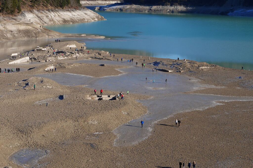  Der alte Ort Fall - heute ist hier der Sylvensteinsee. Als er abgelassen wurde, konnte man im See wandern und die Grundmauern sehen, Foto: Antes