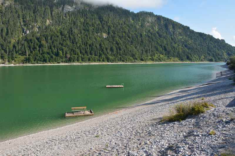 Am Sylvensteinspeicher baden im "grünen" Wasser mit Badeinsel im Karwendel