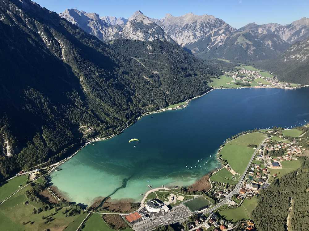 Tandemflug Achensee: Das ist der Blick beim Tandem Paradgliding vom Rofangebirge über den Achensee