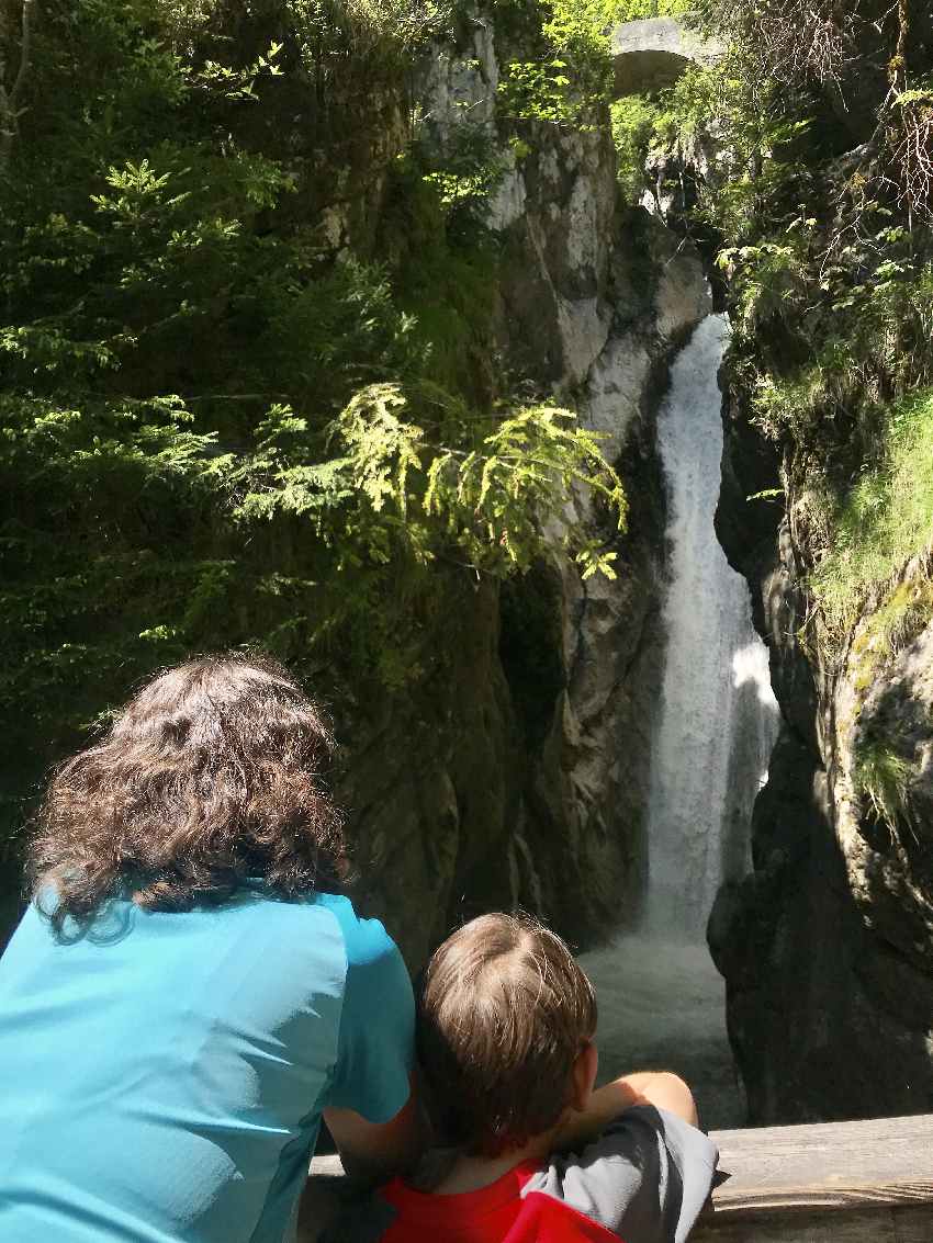 Von der Brücke kannst du auf die Tatzlwurm Wasserfälle in Oberaudorf schauen