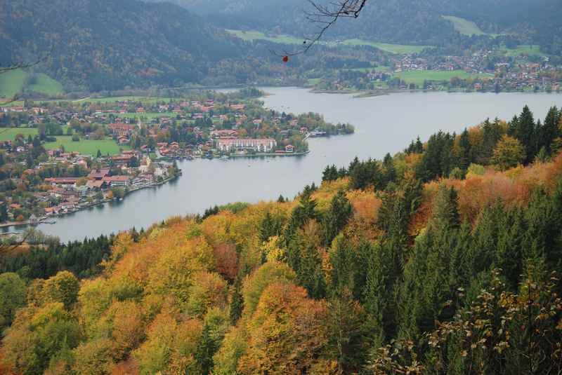 Der Tegernsee in Bayern vom Riederstein gesehen. Schöne Tegernsee Wanderung.