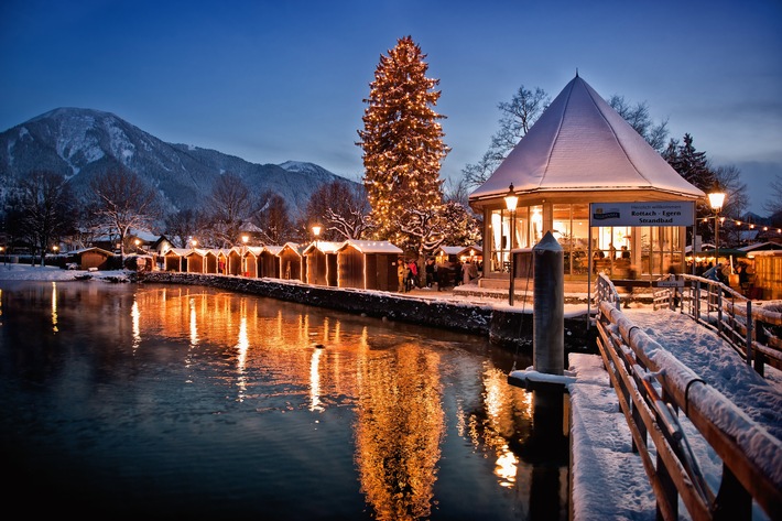 Mit dem Schiff oder der Kutsche zum Adventmarkt am Tegernsee in Bayern, Bild: obs/Stefan Schiefer/TTT GmbH