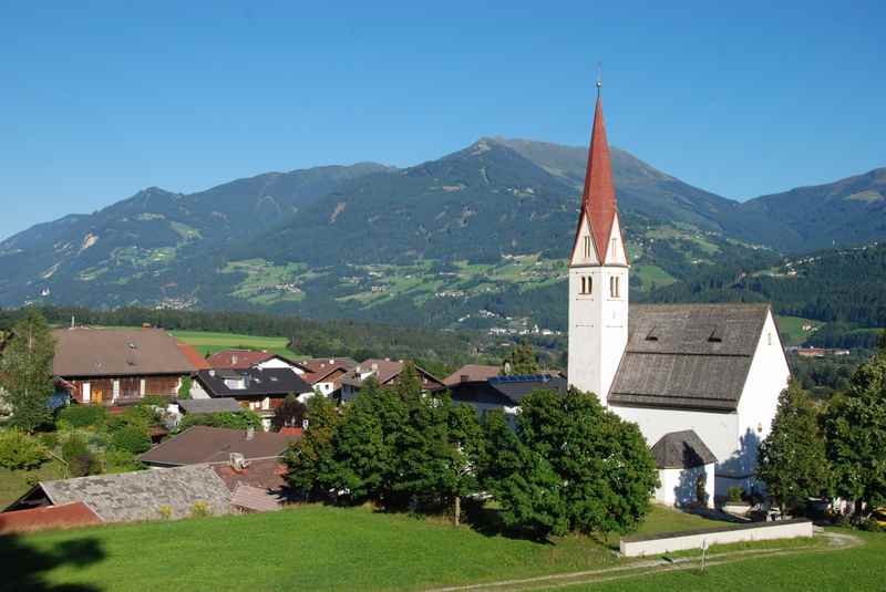 Vom schönen Ortskern in Terfens mountainbiken ins Karwendel - Blick auf die Tuxer Alpen