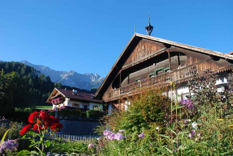  Ein schöner, kleiner Ort im Karwendel: Terfens in Tirol