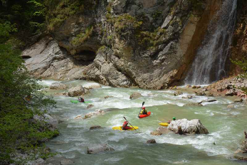 Durch die Tiefenbachklamm wandern und die Kajaks beobachten in den Brandenberger Alpen