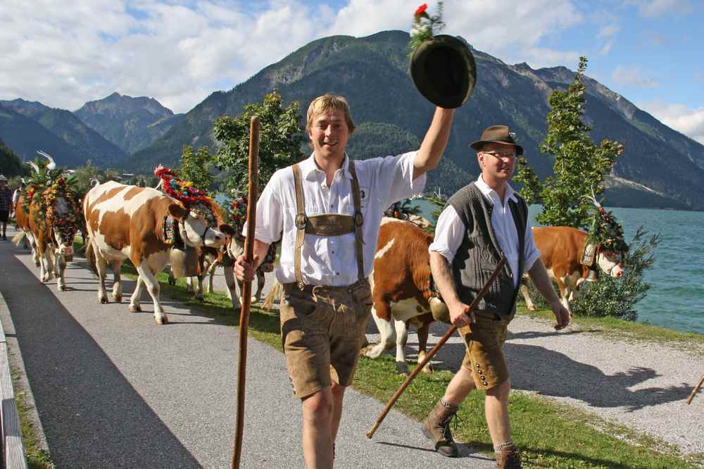 Voller Lebensfreude kehren die Bauern von der Alm zurück, Foto: Tirolwerbung, TVB Achensee