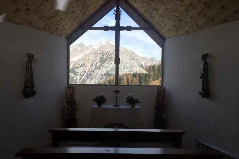 Der für eine Almkapelle untypische Innenraum mit Blick auf das Karwendel
