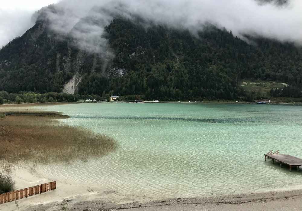 ... und so schön türkis schimmert der Achensee mit dem Strand herein!