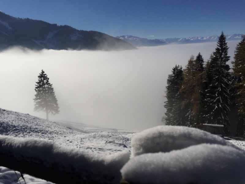 Tirol Schneeschuhwandern oberhalb Pirchnerast, an der Grenze der Nebelschicht