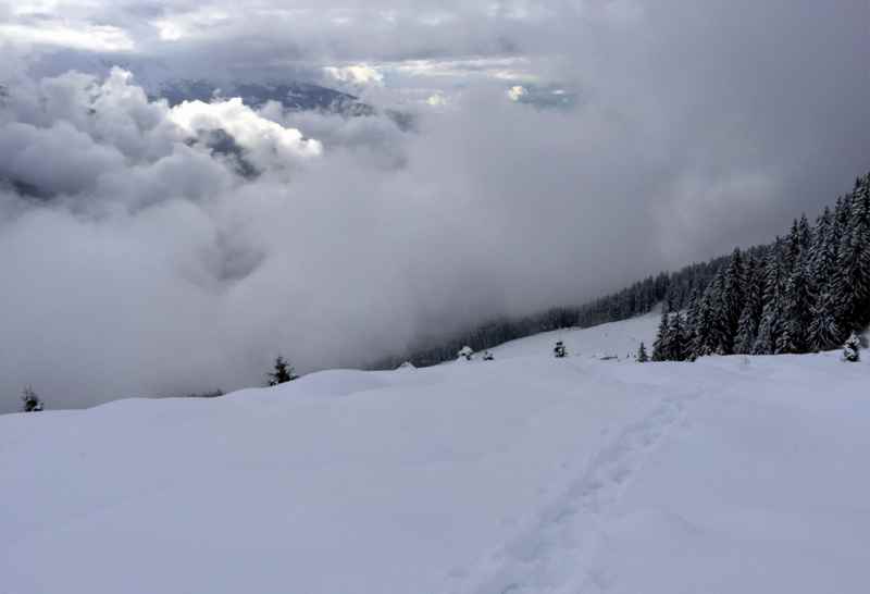 Tolle Lichtstimmung: Die Schneewolken kämpfen mit den Strahlen der Sonne