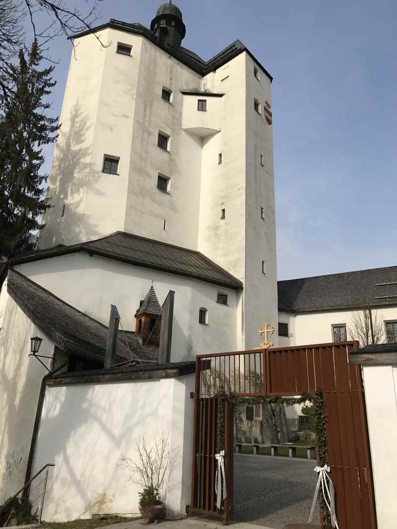 42 Meter hoch ist der Turm der Anlage. In ihm befindet sich die Wallfahrtskirche ganz oben.