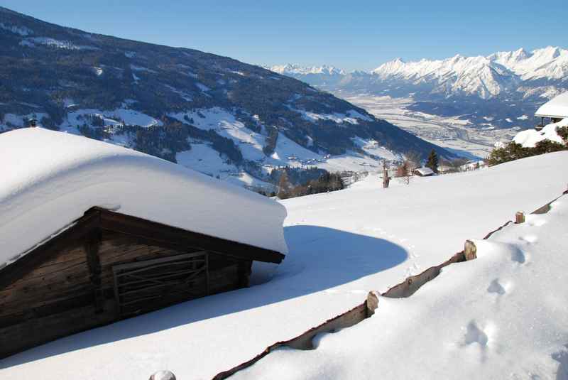 In Tirol Winterwandern von Weerberg auf die Hütten der Nonsalm