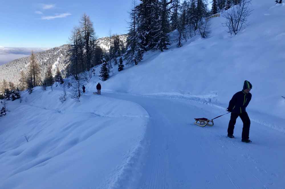 Winterwandern umgeben von den schneebedeckten Bergen der Tuxer Alpen, des Rofan und des Karwendelgebirge