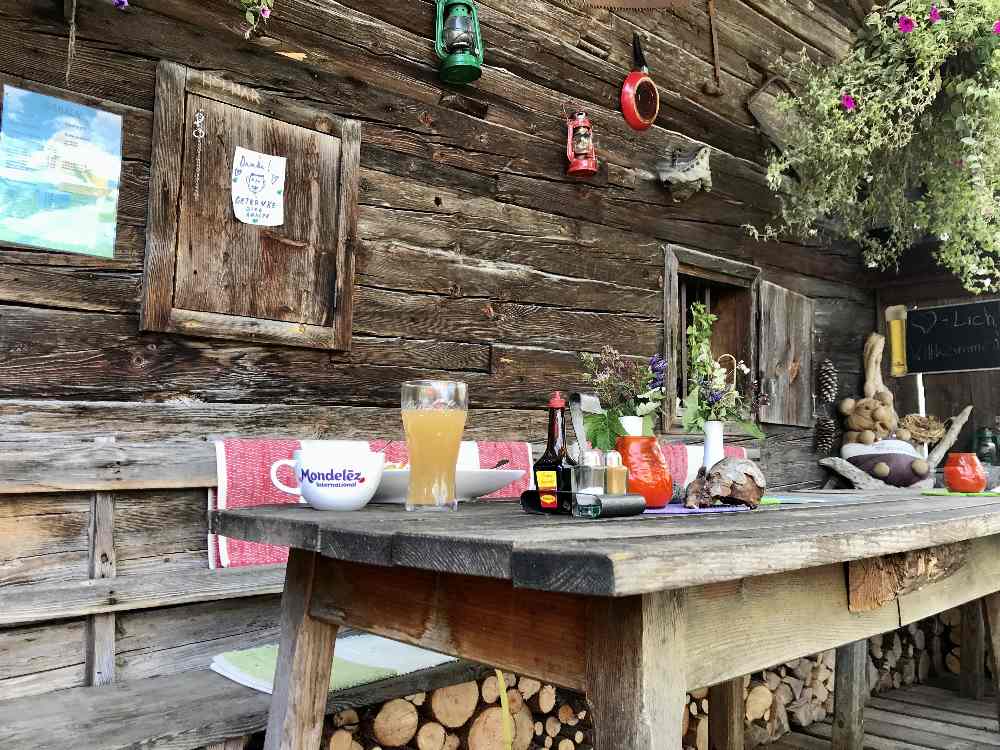 Hier ist dein Platz zum Einkehren vor der Hütte 