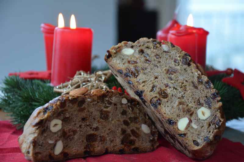 Traditionelles Weihnachtsgebäck: Tiroler Zelten, hier von innen mit den guten Zutaten laut Rezept