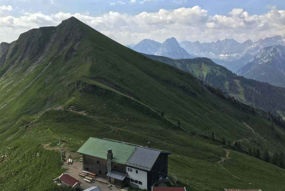 Eine traumhafte Lage im Karwendel: Der Blick über die Tölzer Hütte 