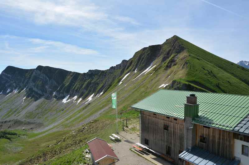 Auf der anderen Seite der Tölzer Hütte ist das Baumgartenjoch im Karwendel