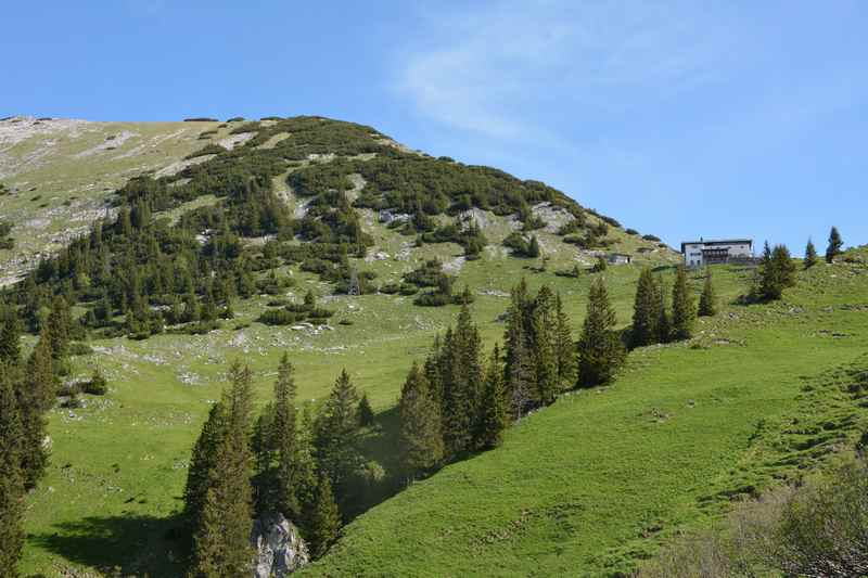 Die Tölzer Hütte ist schon von unten zu sehen, dahinter der Scharfreiter oder Schafreuter