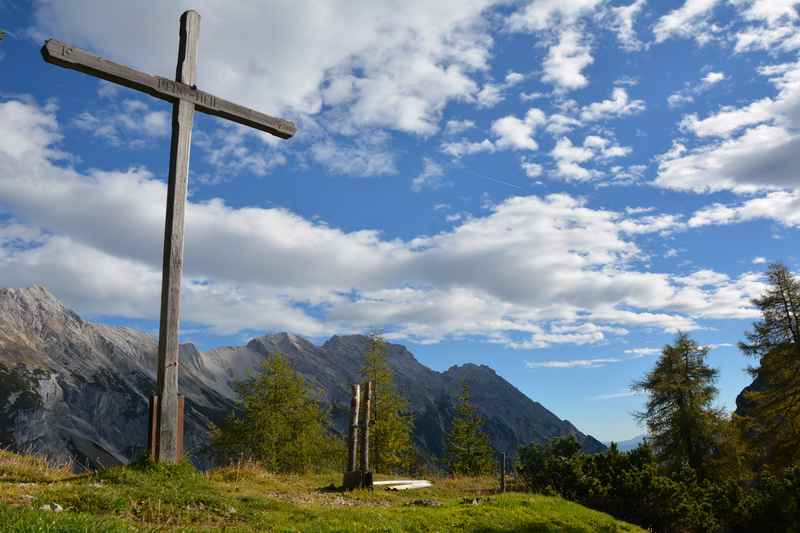 Von den Herrenhäusern zum Törl im Halltal wandern, danach auf den Zunderkopf