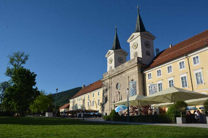 "Tracht Tegernsee" - Rund um das Kloster und den schönen See wird die Tegernseer Tracht getragen - und per Hand gemacht.