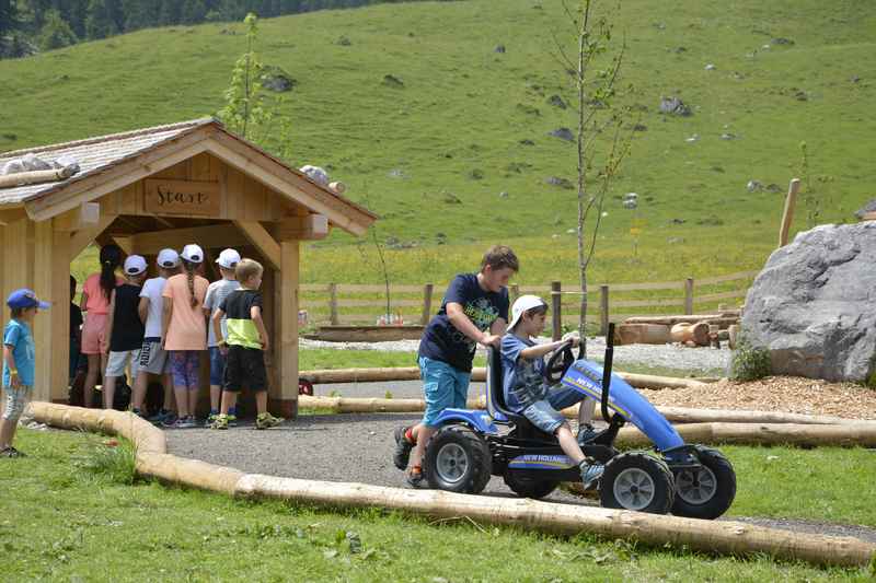 Das gefällt den Kindern: Die Traktorrennbahn am Spielplatz Engalm