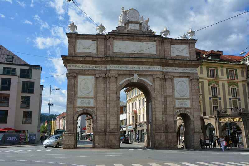 Die Triumphpforte am Ende der Maria Theresien Strasse in Innsbruck 