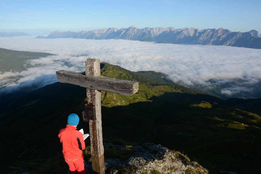 Blick von den Tuxer Alpen zum Karwendel - das Inntal versinkt im Nebel