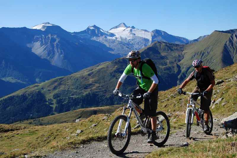 In den Tuxer Alpen mountainbiken - bei der Weidener Hütte am Geisljoch, mit dem Hintertuxer Gletscher
