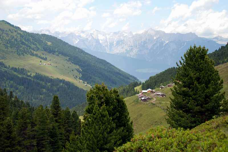 In den Tuxer Alpen mountainbiken: Die Nafingalm, hinten das Karwendel in Tirol