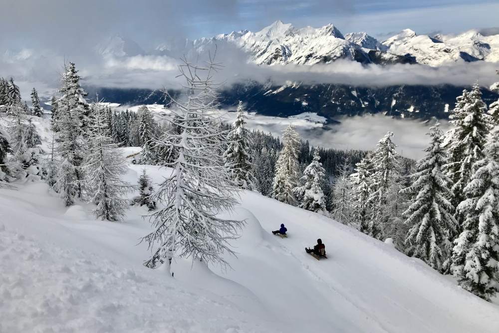 Und so ist es im Winter in den Tuxer Alpen mit der kilometerlangen Rodelbahn beim Hecherhaus